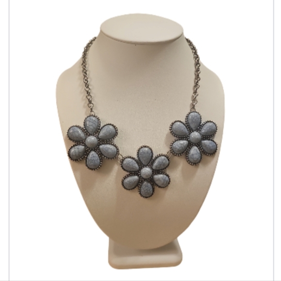 Vintage Signed Charming Charlie's Statement Necklace. - Picture 7 of 7